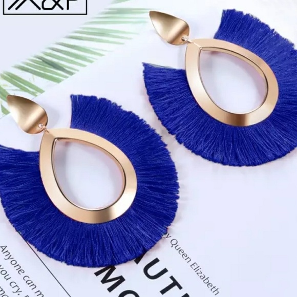 Jewelry - Bohemian big tassel earring